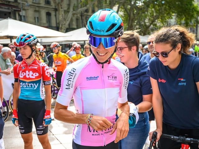 Thalita de Jong vierde in tijdrit en steviger in het roze in Tour Féminin de l'Ardèche