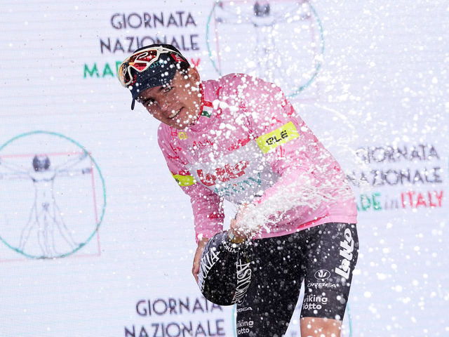 Jarno Widar wint 3de rit in Giro Next Gen en pakt ook roze trui