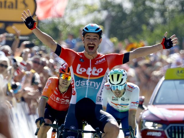 "Het hoogtepunt in mijn carrière": Victor Campenaerts knalt naar winst in rit 18 van de Tour de France