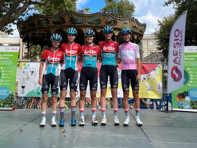 Thalita de Jong steviger in de leiderstrui in Tour Féminin de l'Ardèche